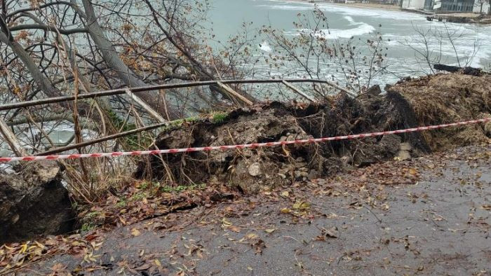 Срути се част от крайбрежната алея във Варна, съобщава БНТ. Участъкът